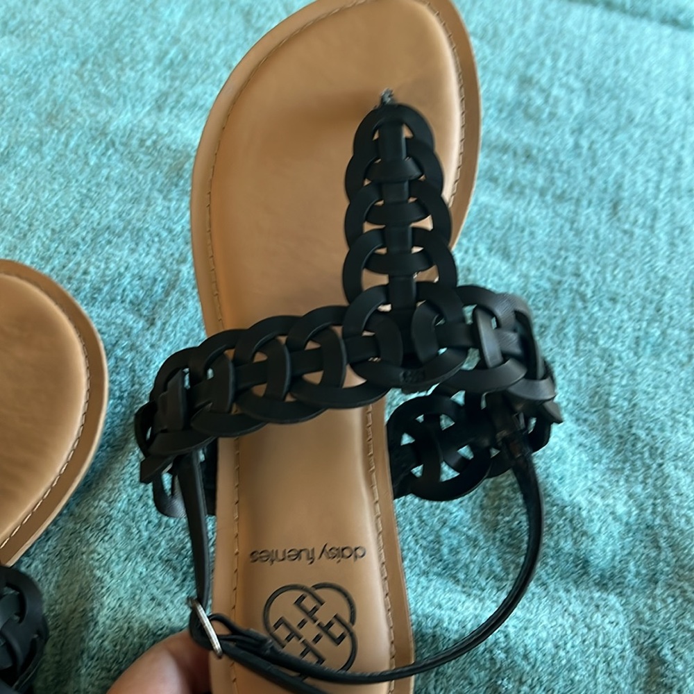 Daisy Fuentes sandals size 9. Gently worn. - Picture 4 of 5